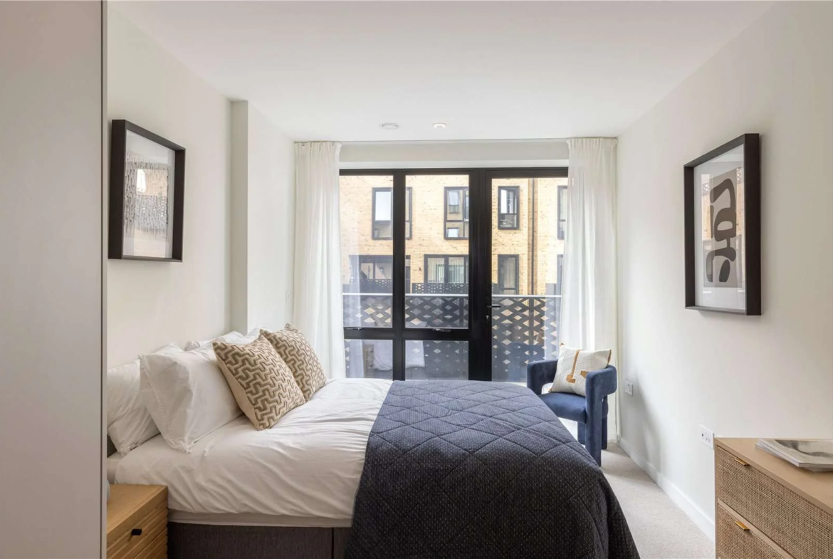 Hanwell Square Hanwell W7 2 Bed 2 Bath Principal Bedroom Private Balcony