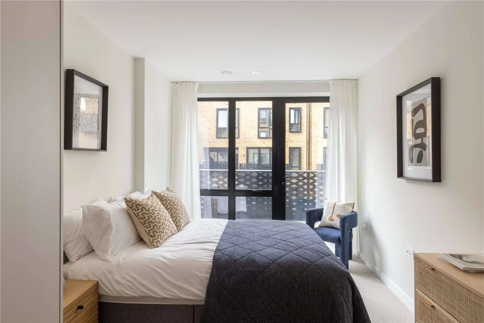 Hanwell Square Hanwell W7 2 Bed 2 Bath Principal Bedroom Private Balcony