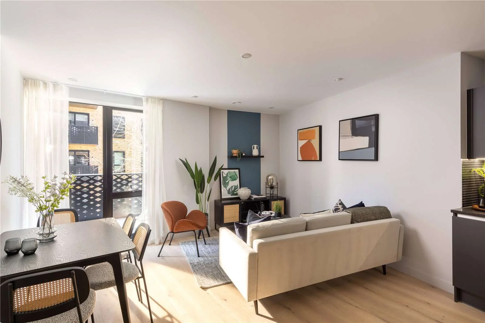 Hanwell Square Hanwell W7 2 Bed Open Plan Living Dining Balcony Doors