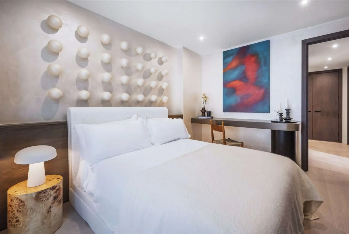 Hilight 100 York Road Battersea London Sw11 Second Bedroom Show Apartment Sculptural Wall Art