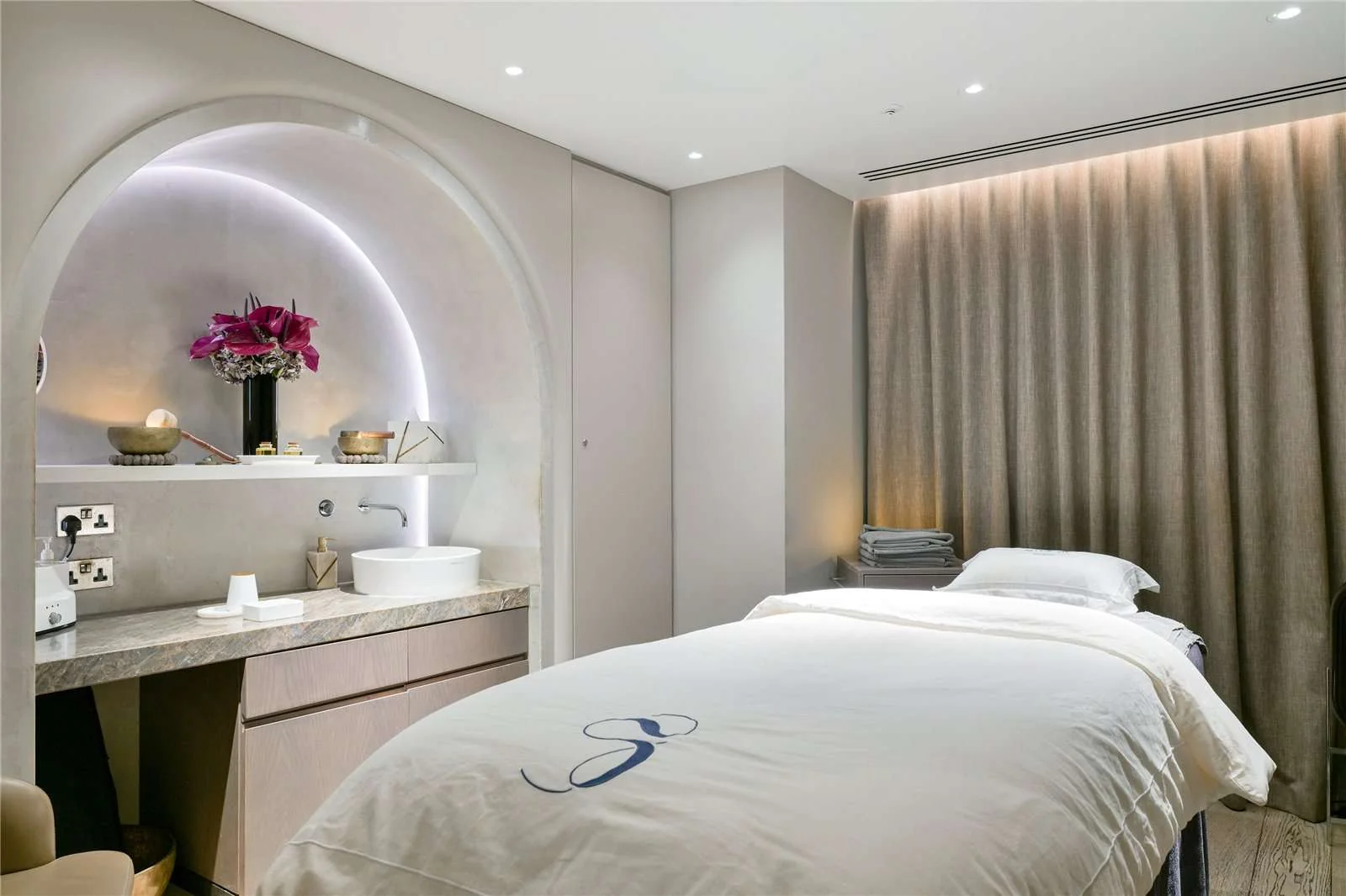 london-one-bishopsgate-plaza-spa-treatment-room-ec3a London One Bishopsgate Plaza Spa Treatment Room Ec3a