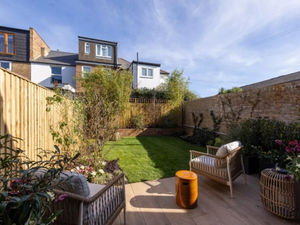 London Square Twickenham Green Plot27 West Facing Courtyard Garden Tw2