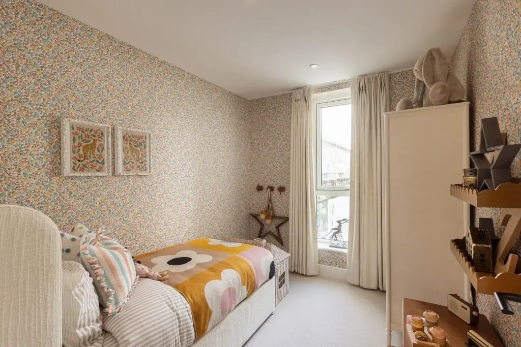 London Square Twickenham Square Twickenham Tw2 Townhouse Bedroom Three
