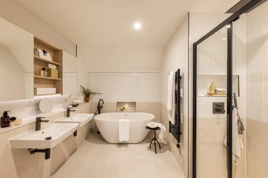 London Square Twickenham Square Twickenham Tw2 Townhouse Ensuite Freestanding Bath