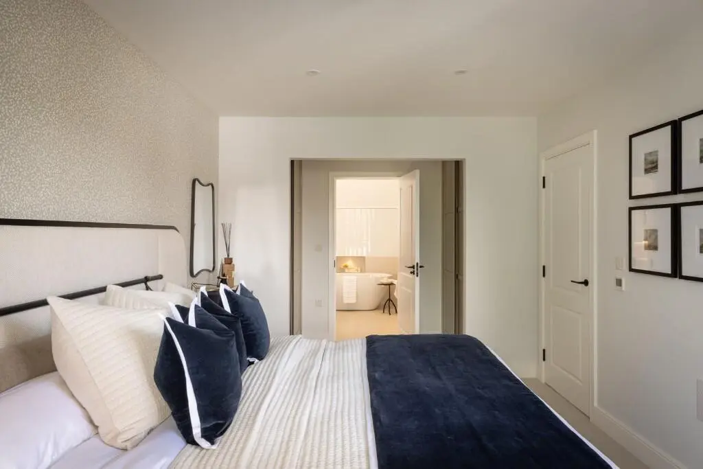 London Square Twickenham Square Twickenham Tw2 Townhouse Master Bedroom En Suite