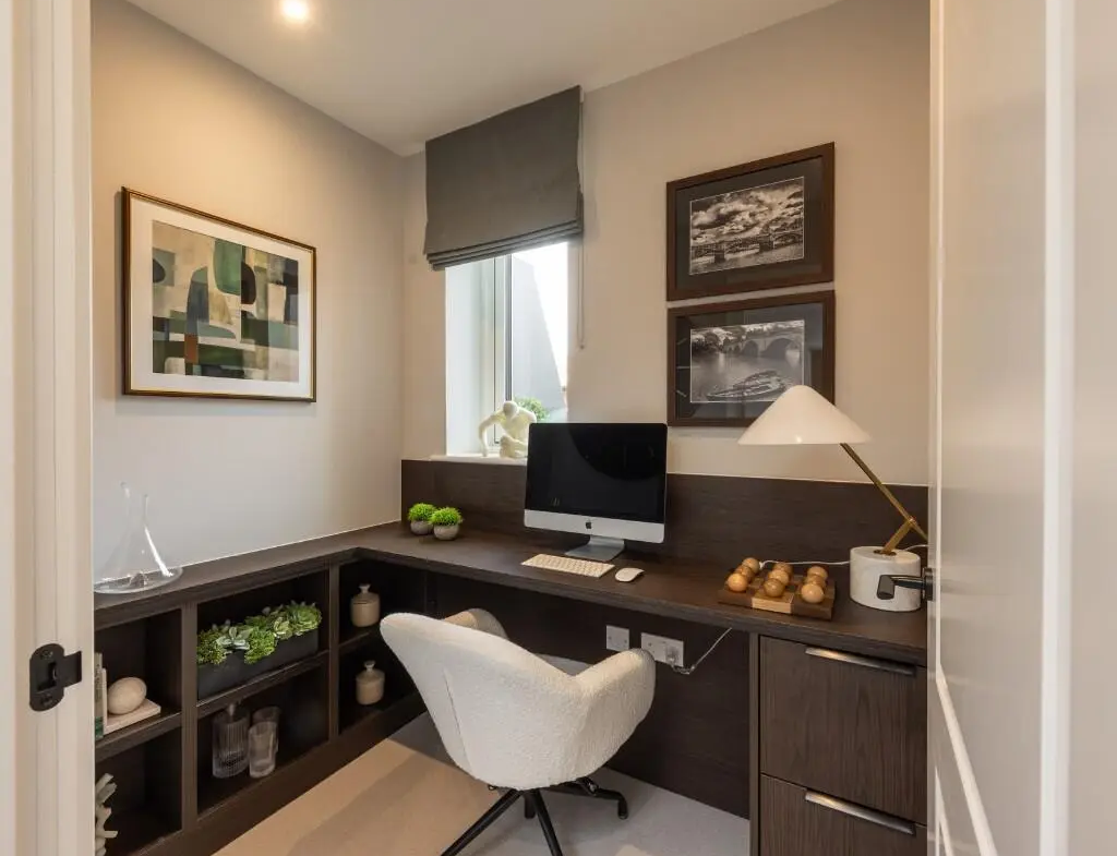 London Square Twickenham Square Twickenham Tw2 Townhouse Study Home Office