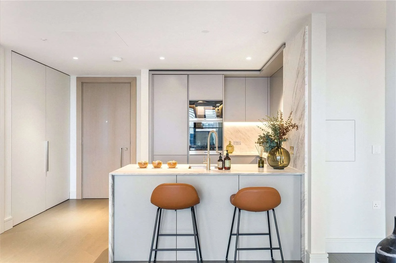 One Bishopsgate Plaza Houndsditch City Of London Ec3a Kitchen Marble Breakfast Bar Stools