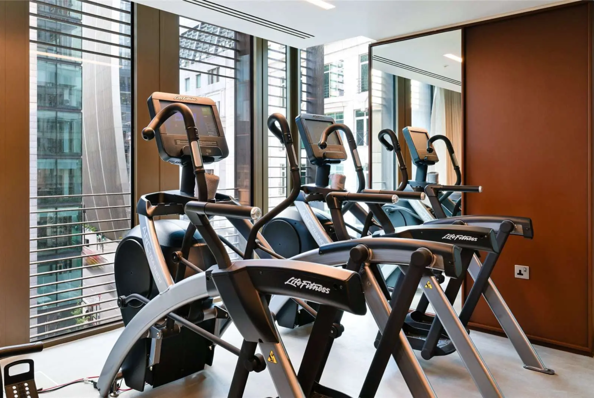 One Bishopsgate Plaza London Ec3a Pan Pacific Pool Sun Loungers