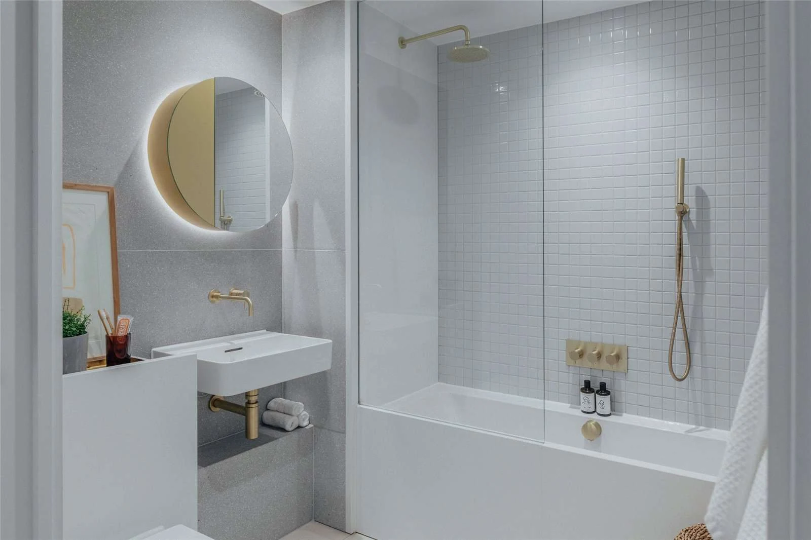 Peninsula Riverfront Greenwich London Se10 2bed Bathroom Bath Shower Brass Gold Fixtures Terrazzo