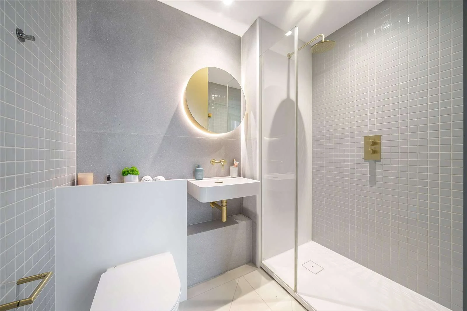 Peninsula Riverfront Greenwich London Se10 3bed Ensuite Shower Brass Gold Fixtures Terrazzo