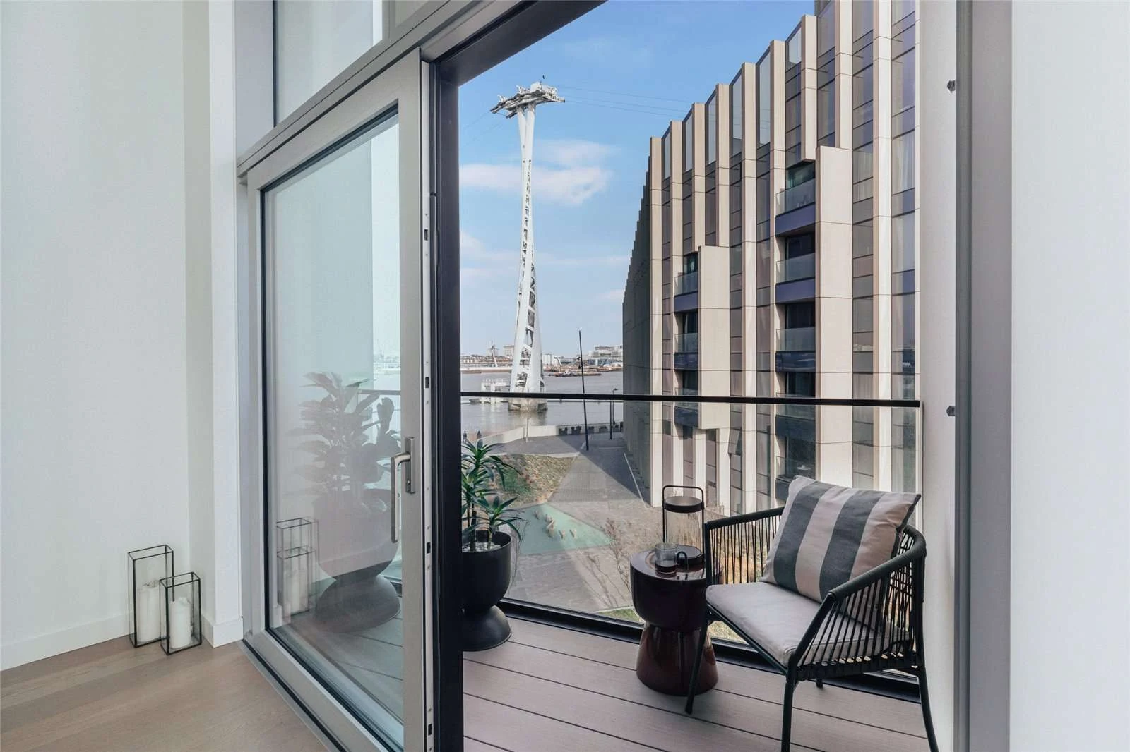 Peninsula Riverfront Greenwich London Se10 Private Balcony Thames Cable Car Pylon View