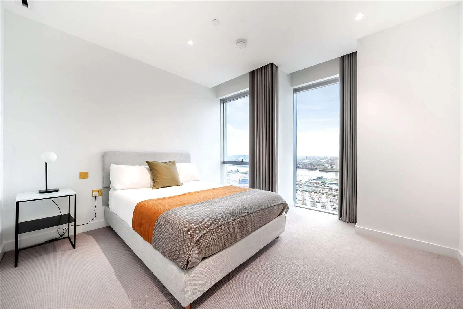 Peninsula Riverfront Greenwich London Se10 Third Bedroom River Thames View 25th Floor