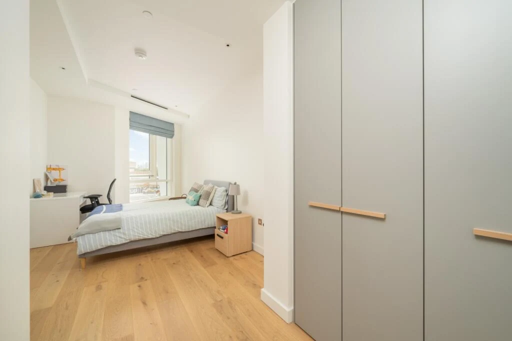 Prospect Place Battersea Power Station Sw11 8dl London Bedroom Built In Wardrobe Oak Floor Natural Light