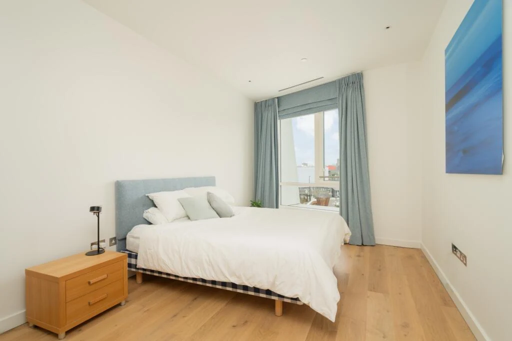 Prospect Place Battersea Power Station Sw11 8dl London Double Bedroom Blue Headboard Balcony View