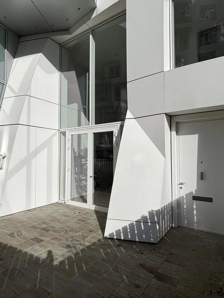 Prospect Place Battersea Power Station Sw11 8dl London Frank Gehry Angular White Facade Entrance Door