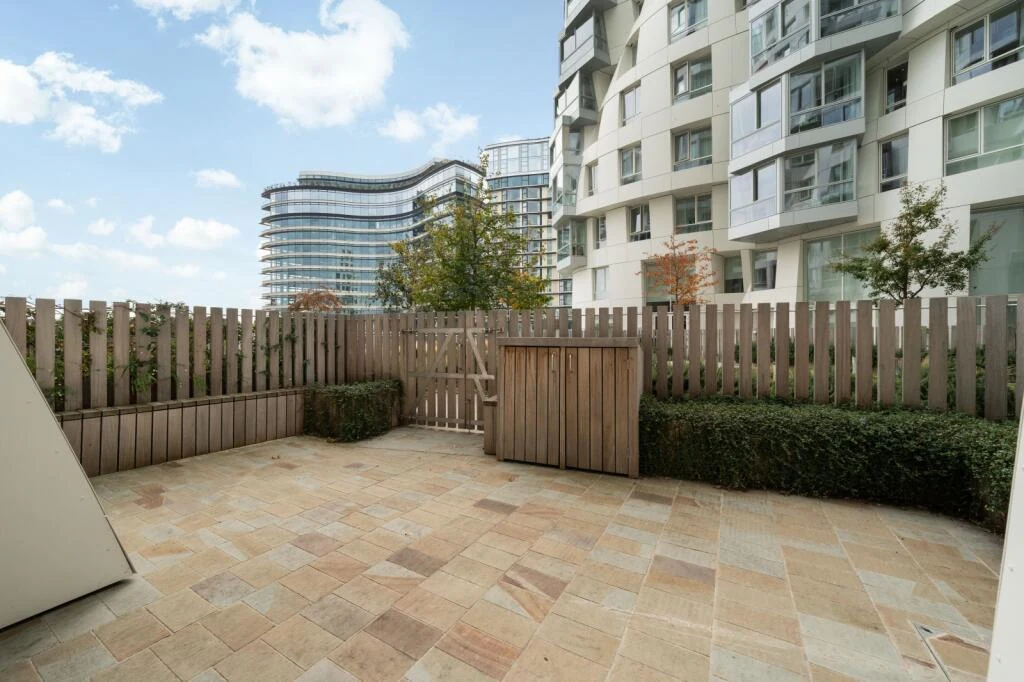 Prospect Place Battersea Power Station Sw11 8dl London Private Terrace Garden Stone Paving Frank Gehry
