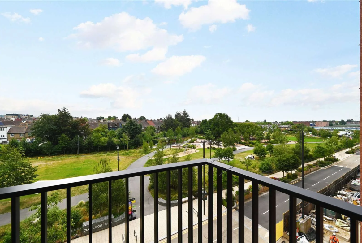 The Ashbee Brent Cross Town Nw2 Balcony View Claremont Park