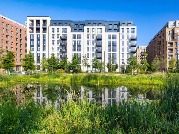The Ashbee Brent Cross Town Nw2 Exterior Claremont Park Pond