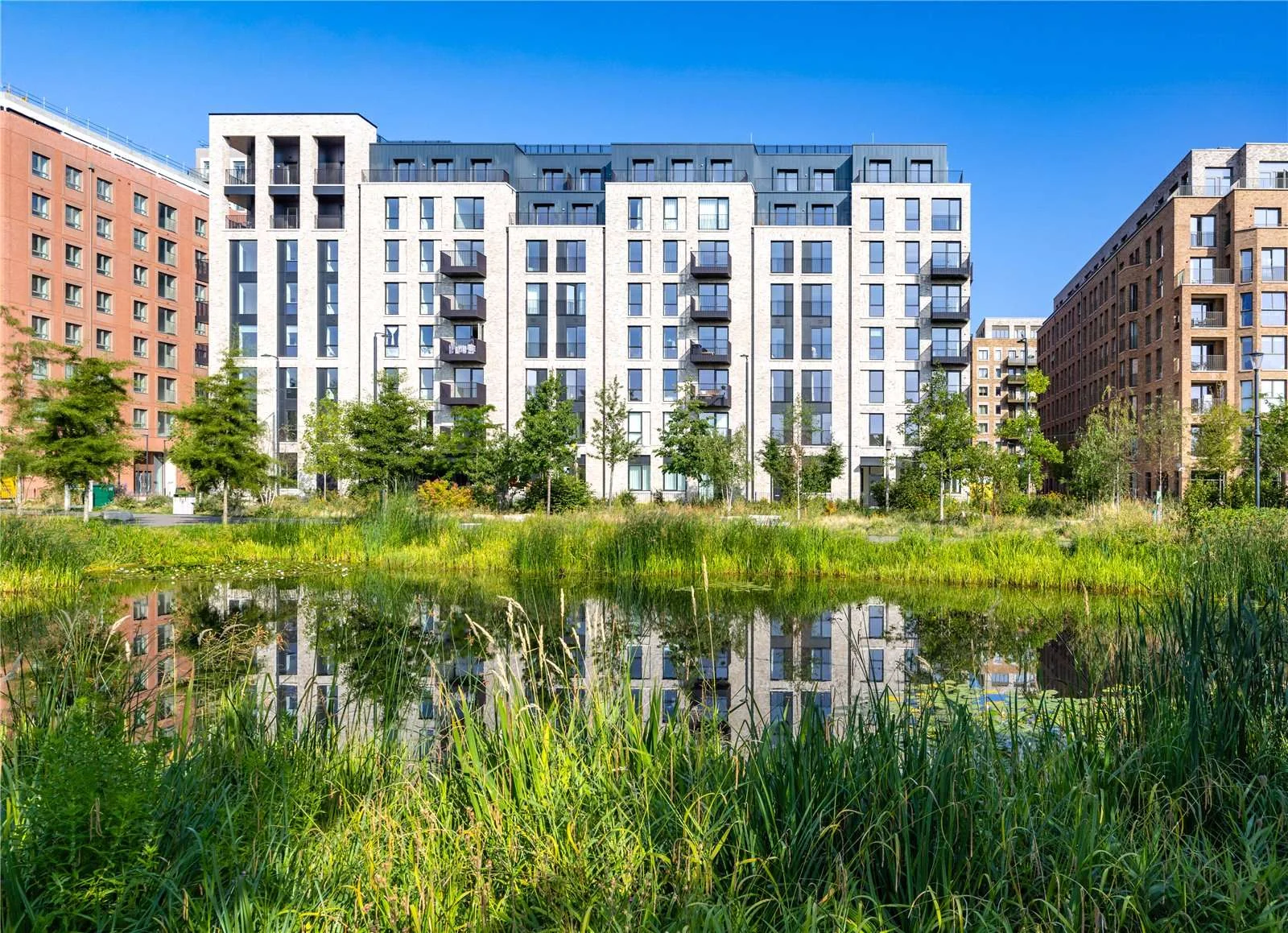 The Ashbee Brent Cross Town Nw2 Exterior Claremont Park Pond