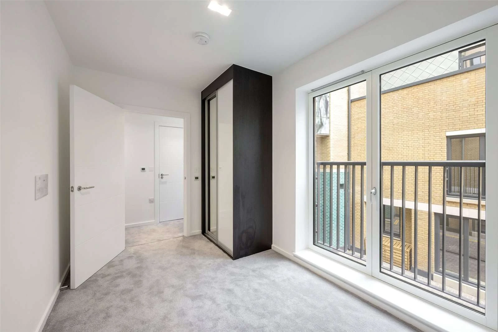 The Auria Cantle Mews Portobello Square W10 Bedroom Mirrored Wardrobe Balcony Build