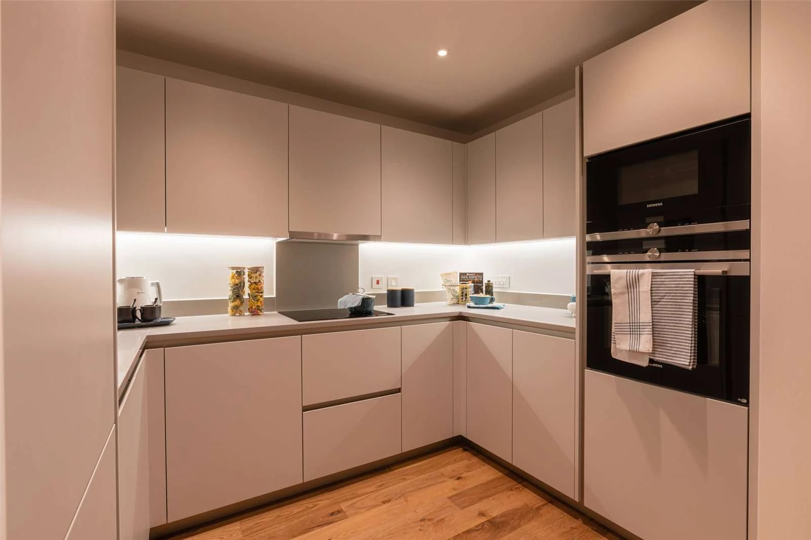 The Auria Portobello Square Ladbroke Grove W10 Kitchen U Shape Lit Under Cabinet Siemens Oven