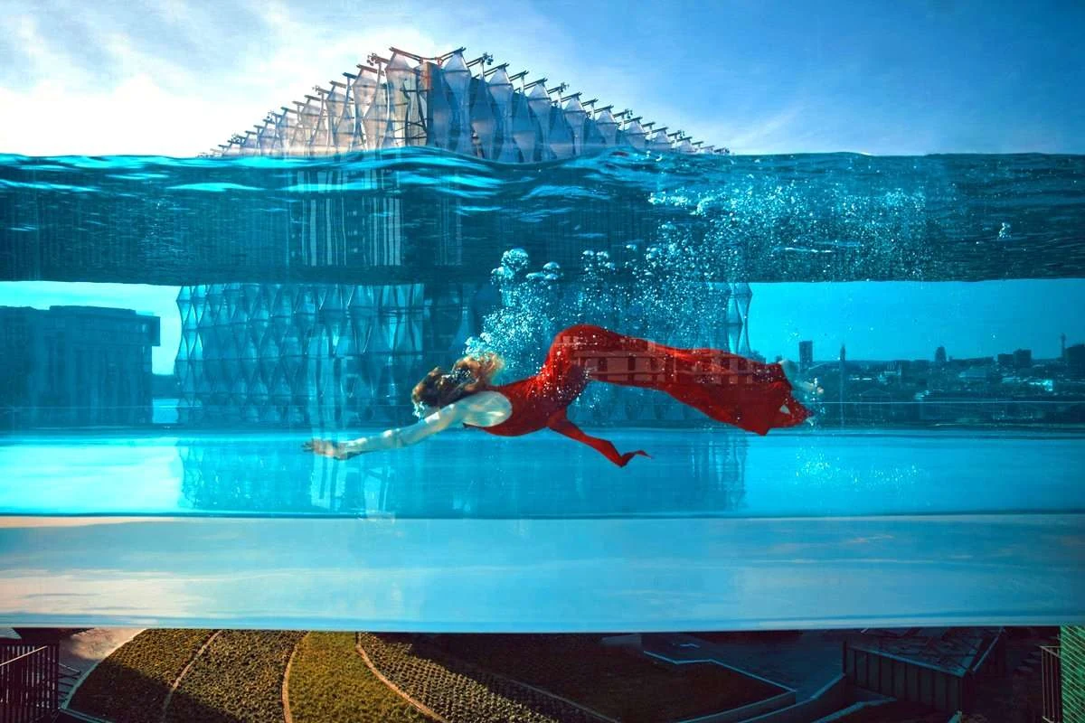 The Capston Embassy Gardens Nine Elms Sw11 London Sky Pool Embassy Gardens Underwater View Glass Pool City Skyline Iconic