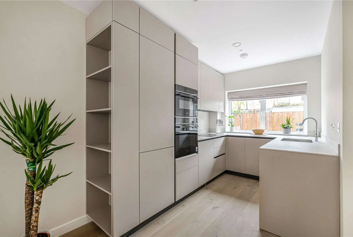 The Warwick Ealing W5 3 Bed Mews House Kitchen U Shaped Siemens Oven