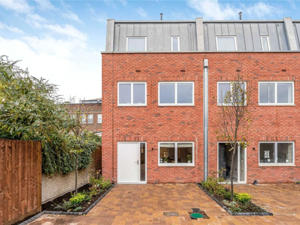 The Warwick Ealing W5 Mews House Second Bedroom With En Suite Door
