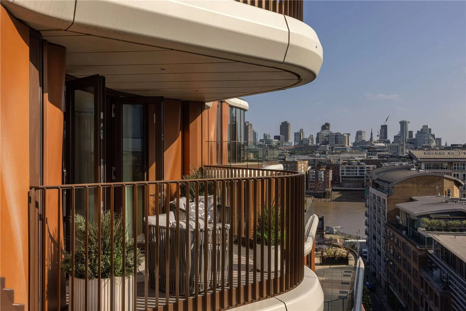 Triptych Bankside Eastern Building Se1 London Curved Balcony River Thames City Of London Skyline View