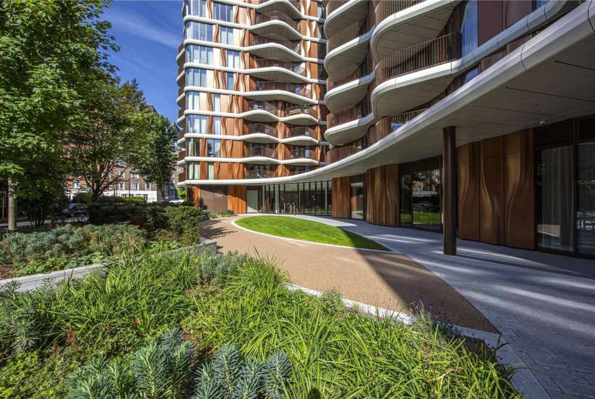 Triptych Bankside Eastern Building Se1 London Landscaped Communal Gardens Curved Facade Entrance