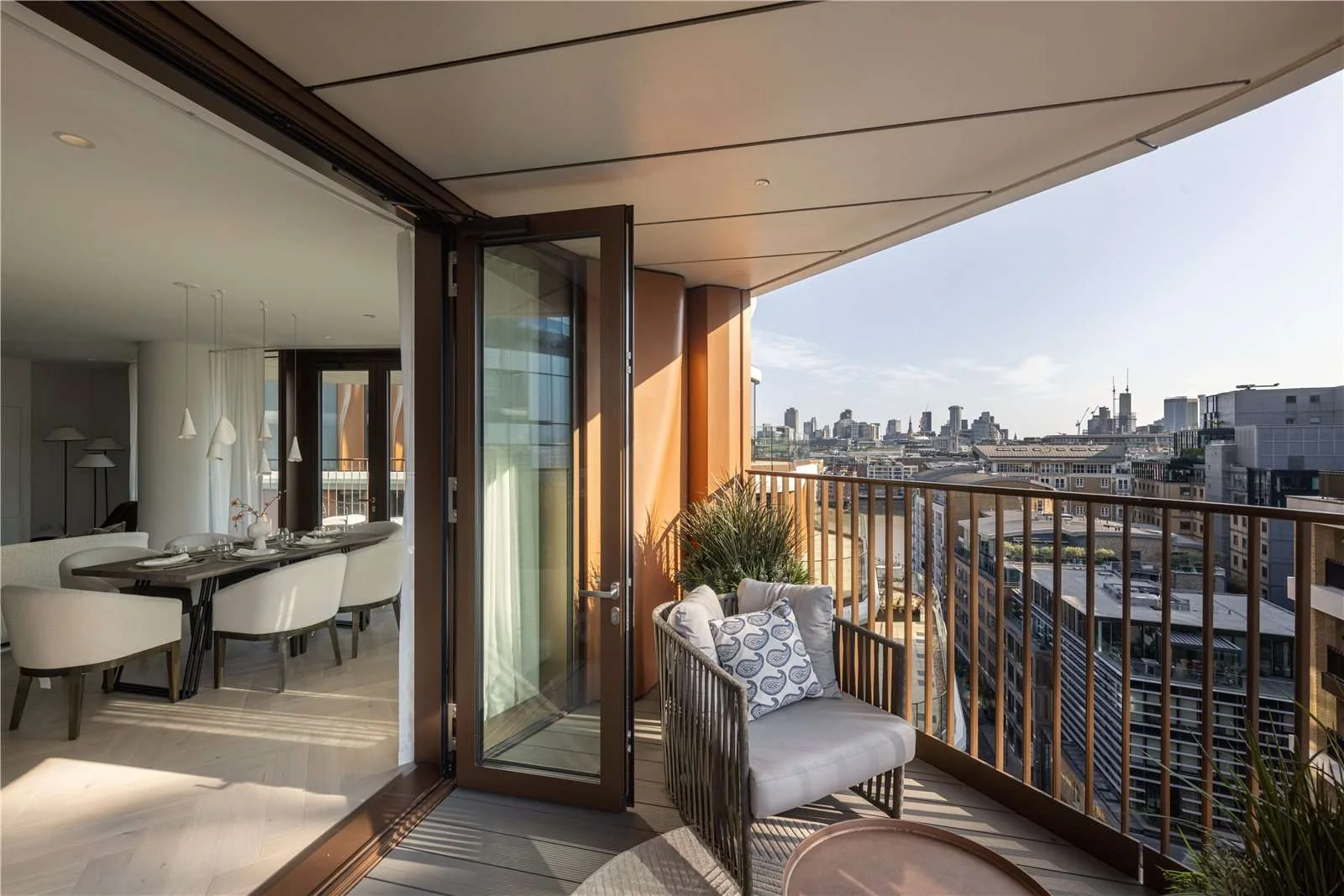 Triptych Bankside Eastern Building Se1 London Private Balcony City Skyline View 10th Floor Apartment