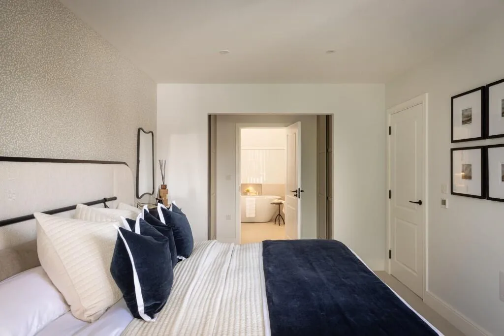 Twickenham Square London Square Bedroom Ensuite Access Tw2