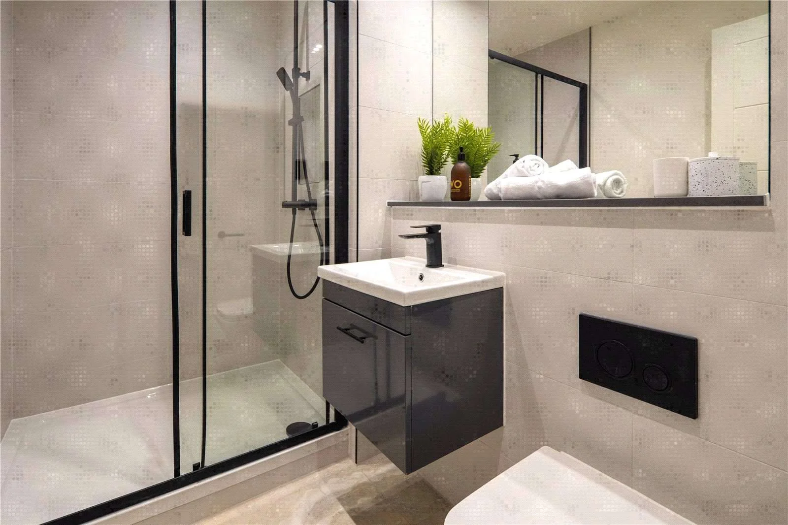 Urban Picturehouse Sidcup Da15 7aa Ensuite Shower Room 3 Bed Apartment London