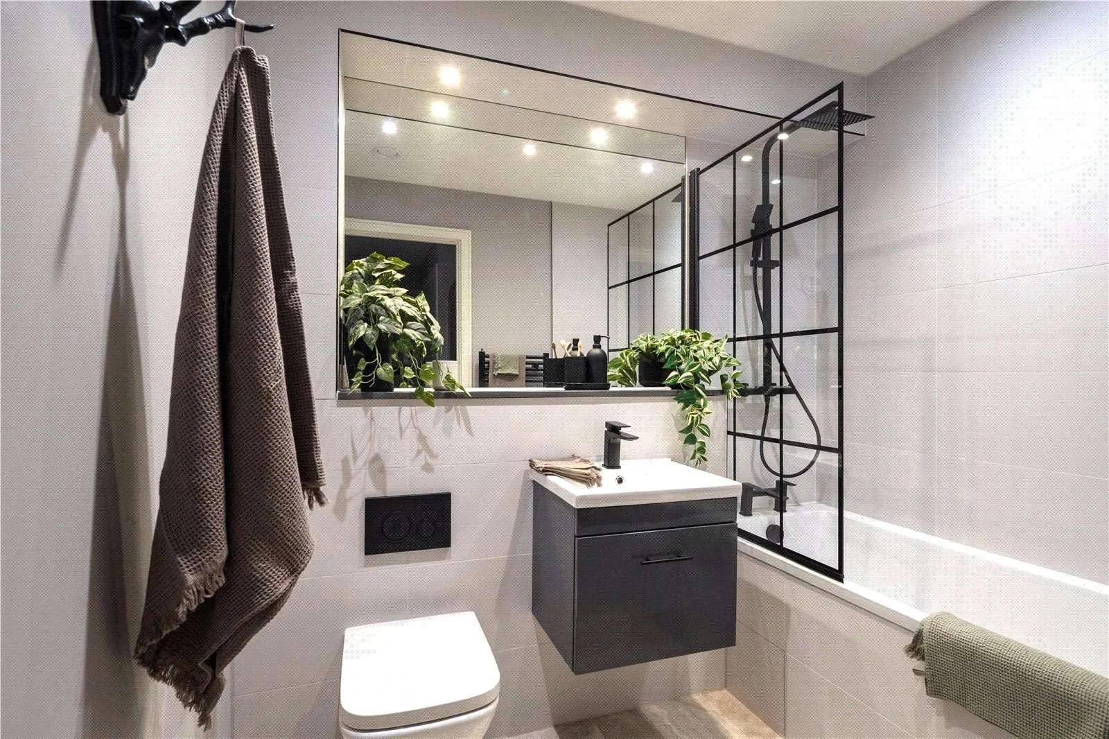 Urban Picturehouse Sidcup Da15 7aa Main Bathroom Bath Shower 3 Bed Flat London