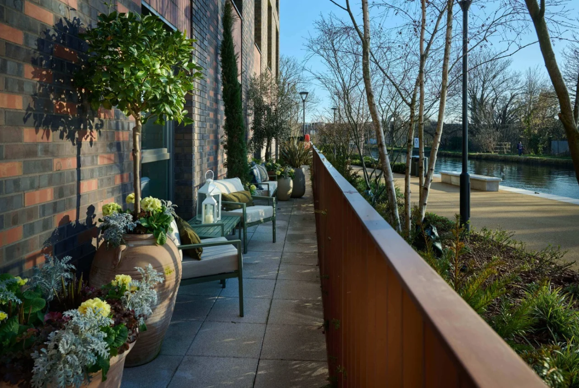 Grand Union Wembley Waterside Terrace Canal View London Ha0