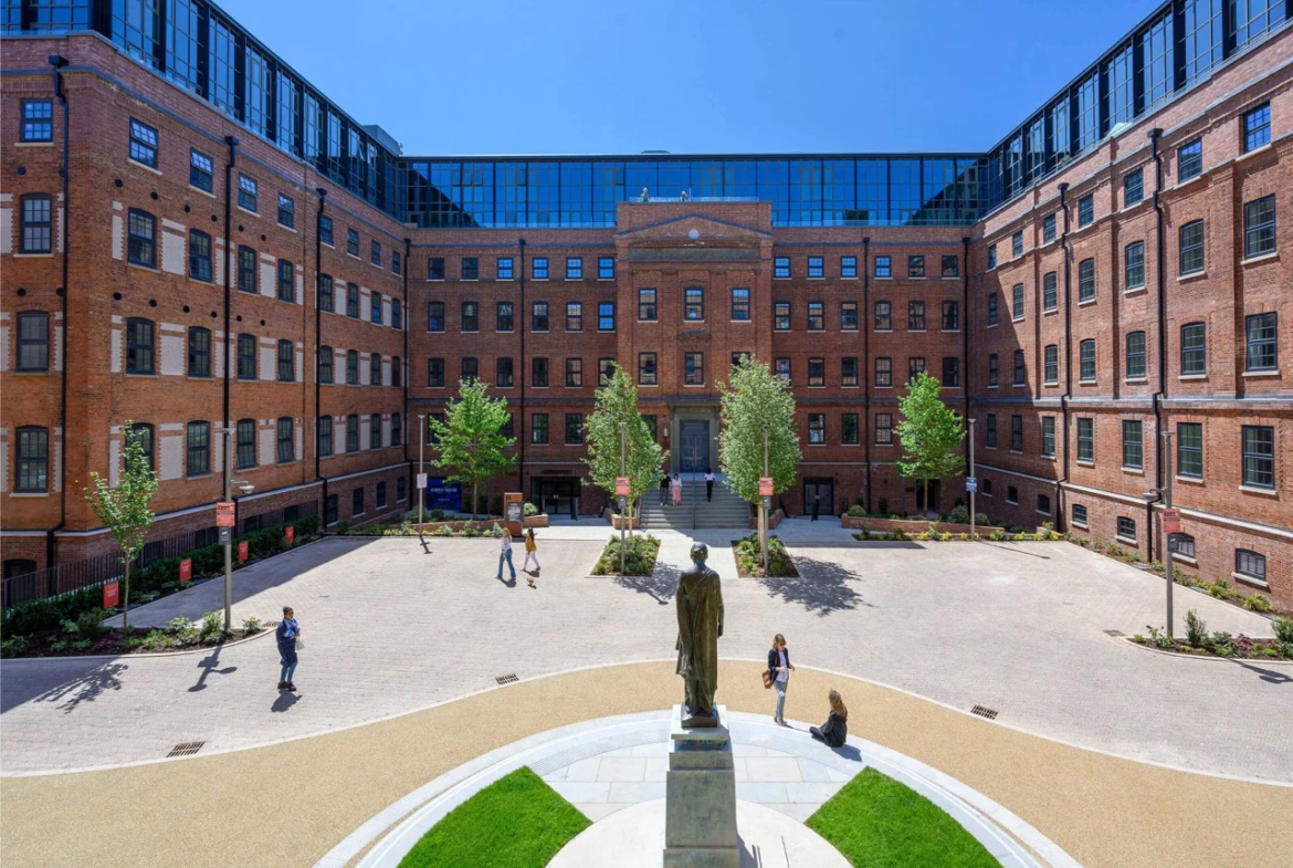 Horlicks Quarter Slough Sl1 Memorial Square Courtyard