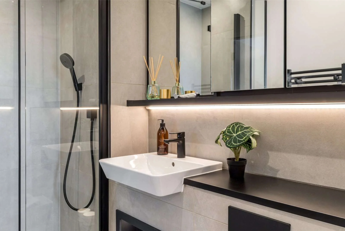 London Kew Bridge Rise Ensuite Shower Room Brentford Tw8