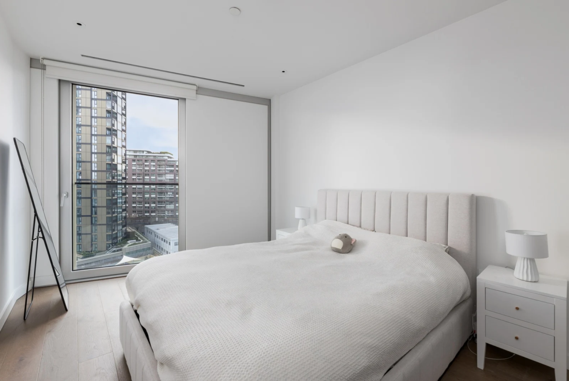 Oakley House Battersea 2 Bed Apartment Master Bedroom City View